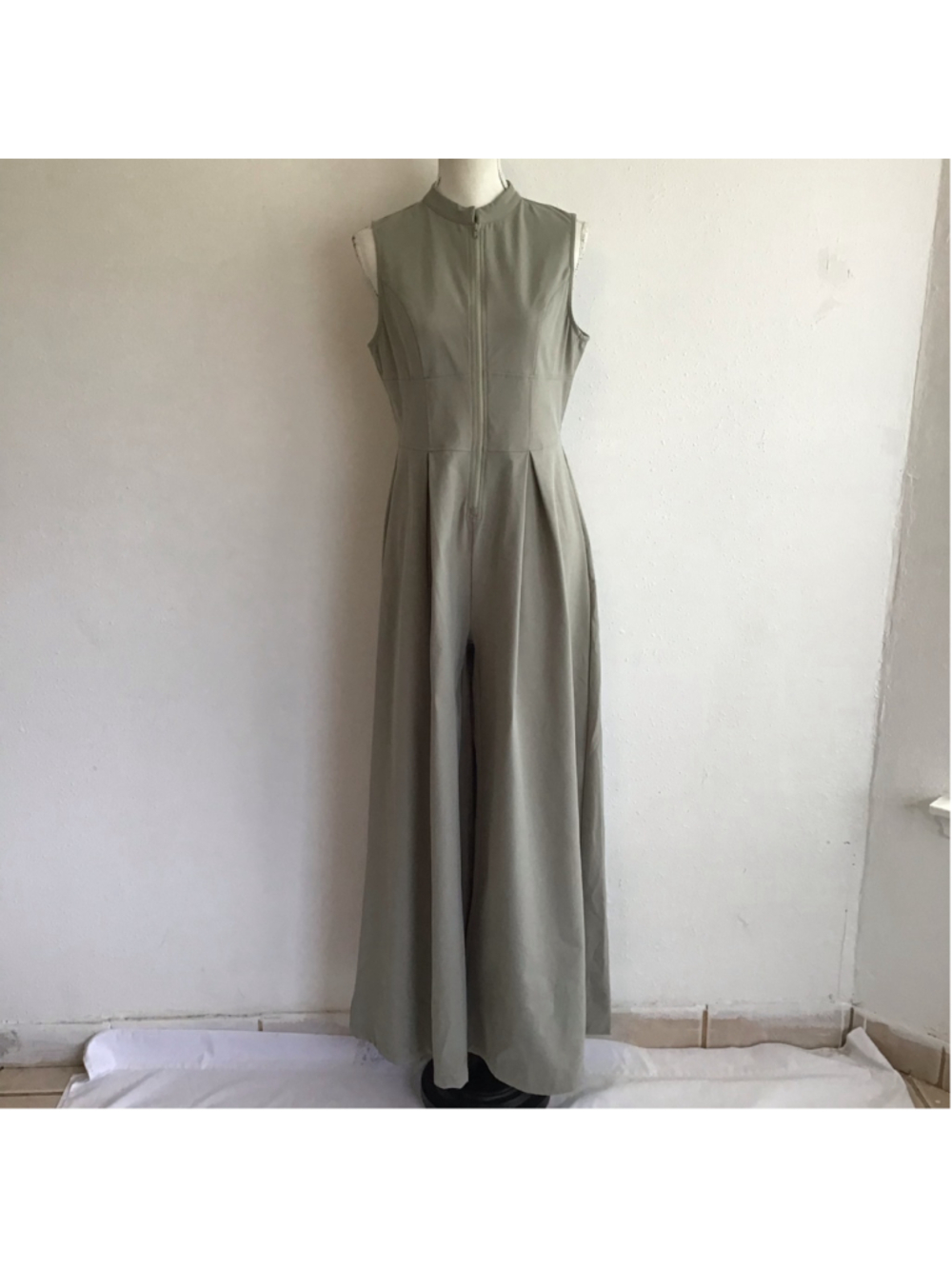 Haute Women's Elegant Fun Sleeveless Zip-Front Jumpsuit Light Sage Green Size L